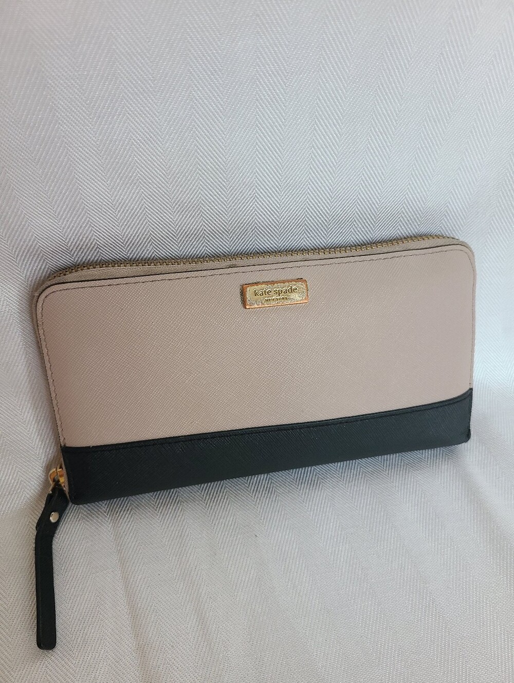 kate spade Two-Tone Zip Around Wallet in Blush and Black
